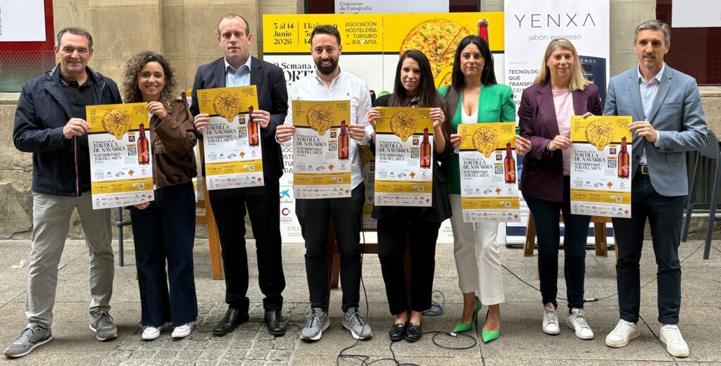 Foto de familia en la presentación de la 9ª Semana de la Tortilla de Navarra, respresentantes de las empresas colaboradors posan en la foto sujetando el cartel de la semana