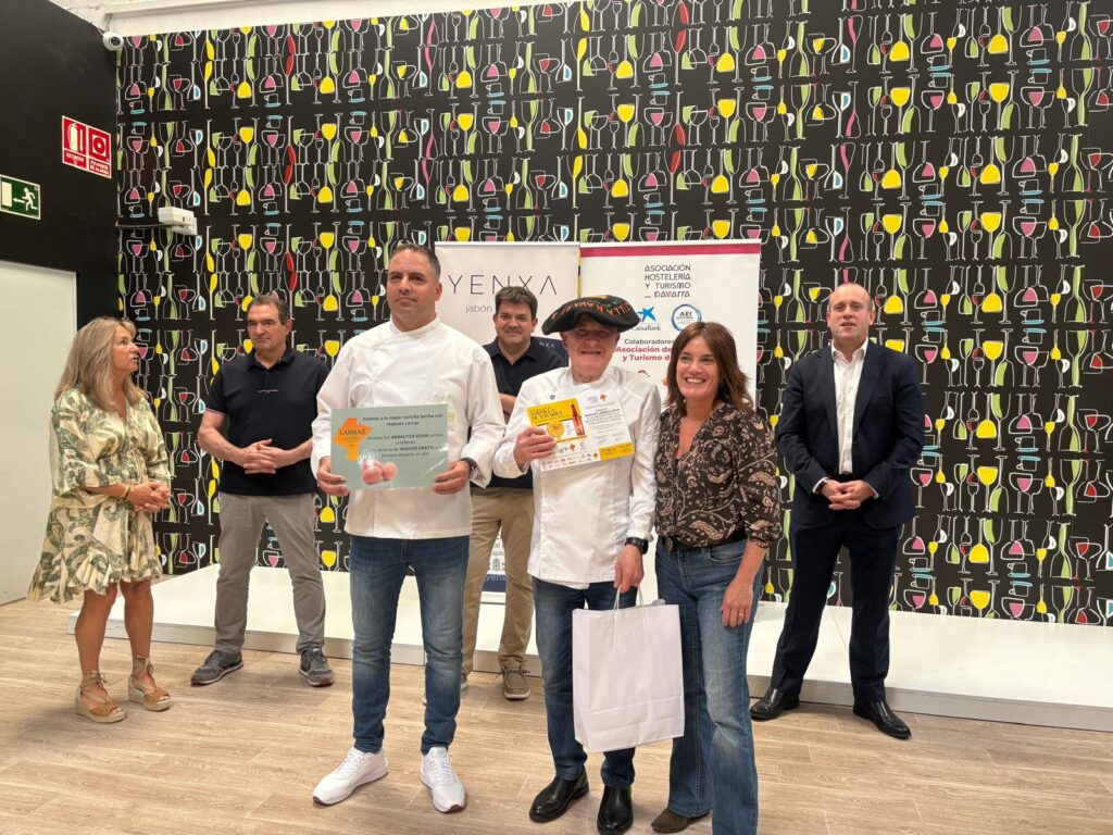 Karmele PIkabea de Huevos Larrraz entrega el premio al Camping Iratxe de Ayegui