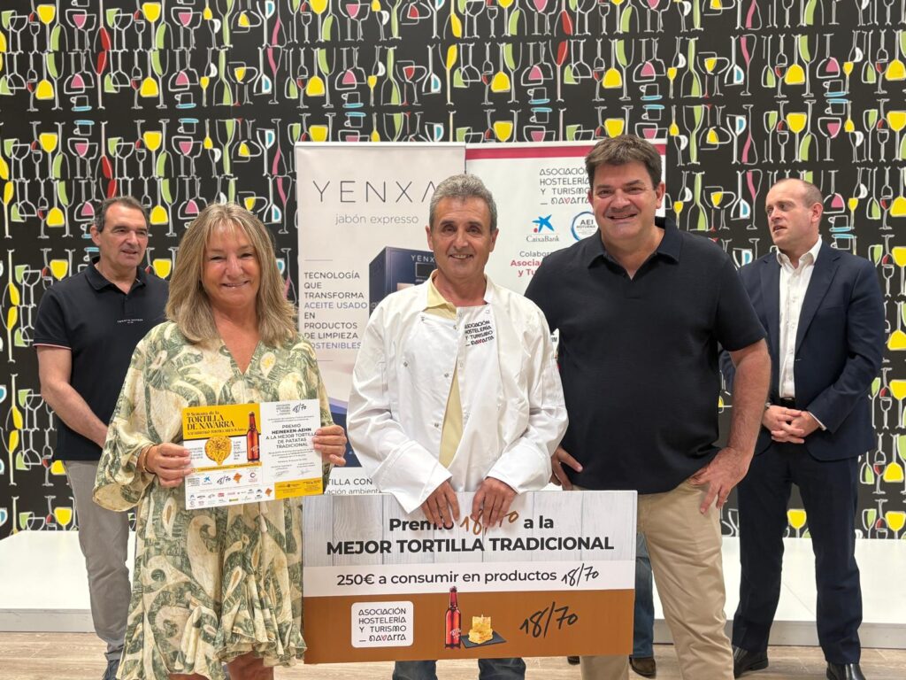 Bar La Chelsy de Pamplona recoge el premio a la mejor tortilla con de manos de AEHN y Heineken