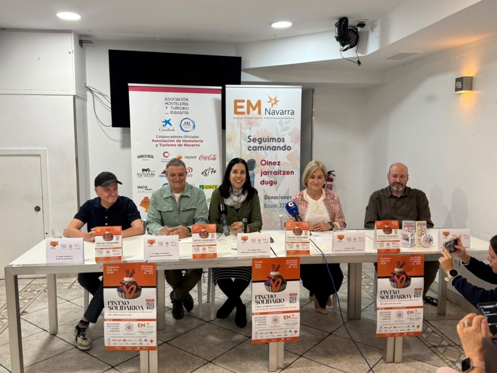 Presentación en rueda de prensa del pincho solidario. Angel Etxeberria de la Peña los de Bronce, Mikel Armendáriz del Ayuntamiento de Pamplona, Rakel Arjol de la Federación de Peñas, Piluka Unzu de Asocaición de Hostelería y Turismo de Navarra, y Luismi de EM Navarra