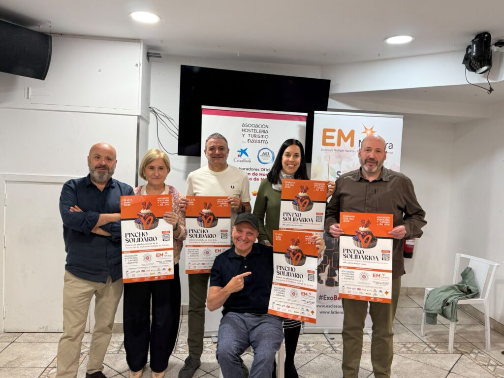 Pincho Solidario: cómete un pincho en favor de Esclerosis Múltiple de Navarra Presentación en rueda de prensa del pincho solidario. nacho Calvo y Piluka Unzu de Asocaición de Hostelería y Turismo de Navarra, Mikel Armendáriz del Ayuntamiento de Pamplona, Angel Etxeberria de la Peña los de Bronce (sentado), Rakel Arjol de la Federación de Peñas y Luismi de EM Navarra