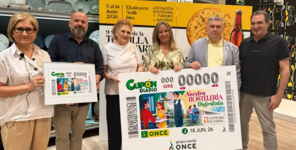 La ONCE emite cinco millones de cupones para apoyar al sector hostelero y a sus trabajadores y trabajadoras La Once hace entrega de su cupon dedicado a la hostelería. En la foto de izquiera a Derecha Piluka Unzu y Nacho Calvo de AEHN, Pilar Herrero ONCE, Ana Beriain AEHN, Valentín Fortun ONCE y Santiago Enciso COOPE