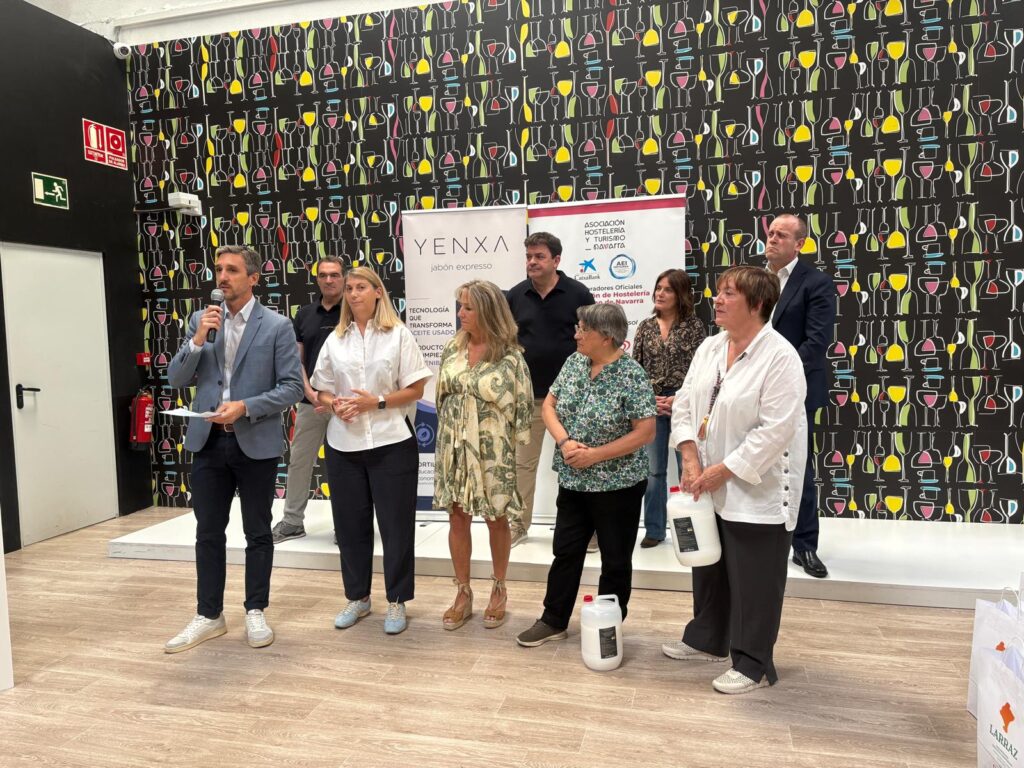 Aehn y Yenxa entregan el excedente de jabón solidario al Banco de Alimentos.