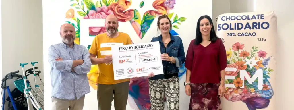 Entrega del talón solidario, en la foto aparecen de izquierda a derecha: Nacho Calvo, secretario general de la Asociación de Hostelería y Turismo de Navarra Luismi Saragüeta Goñi, socio y miembro de la Junta Directiva de EM Navarra Rakel Arjol, presidenta de la Federación de Peñas de Pamplona Silvia Lorea Loperena, presidenta de EM Navarra