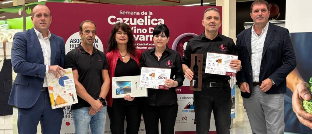 Ganadores Oro de la Semana de la Cazuelica y el vino D.O. el Bar Kaixo de Alsasua posa con empresas colaboradoras