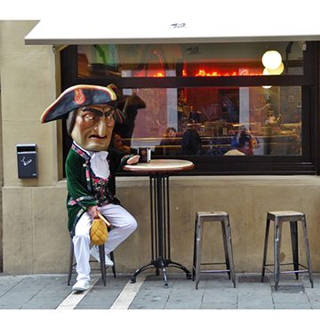 Kiliki Caravinagre tomando algo en la barra exterior del bar