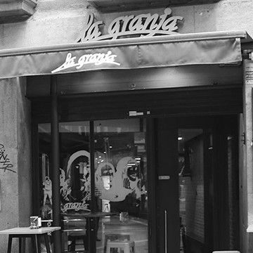 Fachada en blanco y negro del Bar La granja de Pamplona