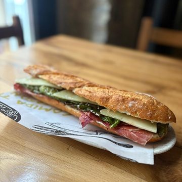 Bocadillo de Jamón ibérico, con queso Idiazabal y pimiento verde