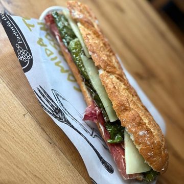 Bocadillo de Jamón ibérico, con queso Idiazabal y pimiento verde
