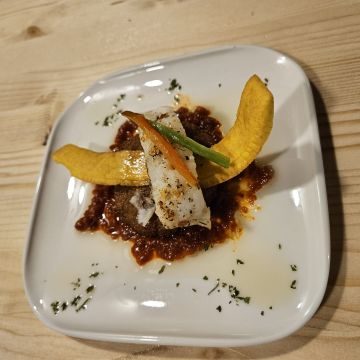 Pincho bacalao sobre una cama de falafel